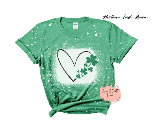 Heart outline with clovers St Patrick's Day - Bleached T-Shirt